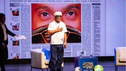 星空电竞官方网站-罗纳尔迪尼奥的美丽足球与“Lindo”